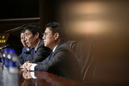 由詹姆斯;卡梅隆监制、提姆;米勒执导、阿诺;施瓦辛格主演的科幻片《终结者：黑暗命运》（简称《终结者6》）中国内地定档11月1日公映，中美同步！由詹姆斯;卡梅隆监制、执导过《死侍》的提姆;米勒担任导演，阿诺;施瓦辛格、琳达;汉密尔顿主演的《终结者：黑暗命运》（简称《终结者6》）今日发布中文海报，确认引进内地，该片将于11月1日北美上映，目前内地具体档期待定